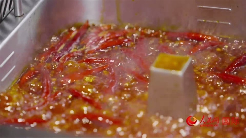 成都麻辣火鍋。人民網(wǎng)記者 張榮攝