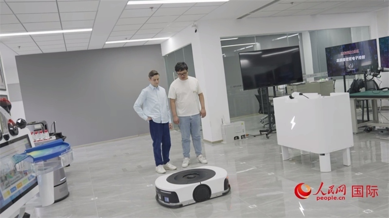 睿樂達(dá)機(jī)器人充電停車場。人民網(wǎng)記者 張榮攝