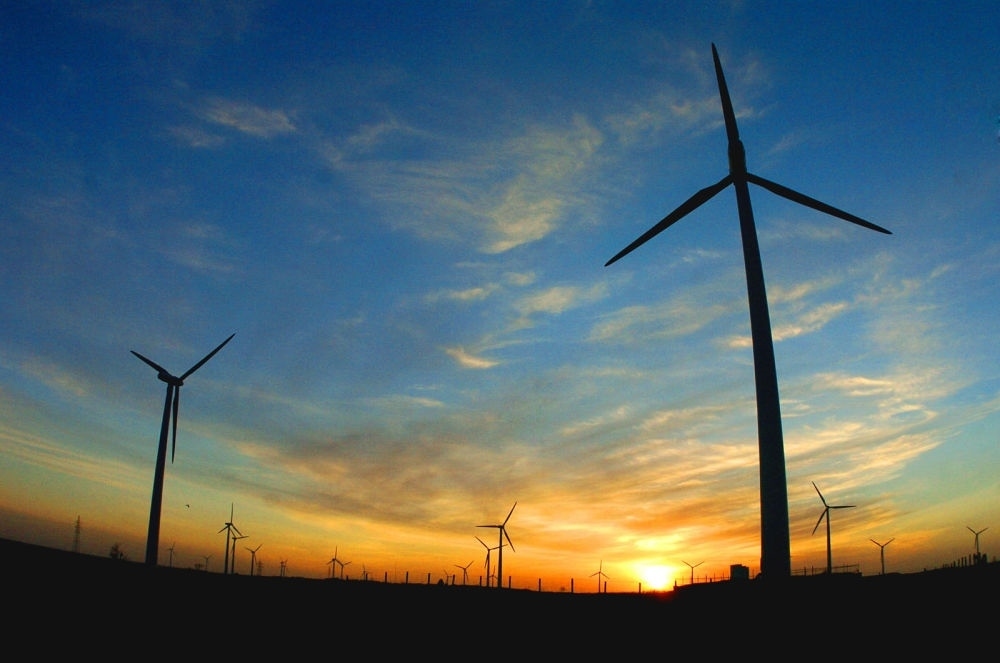 2005年，吉林省白城市通榆縣境內(nèi)幾十部風(fēng)力發(fā)電機(jī)組在工作。新華社發(fā)