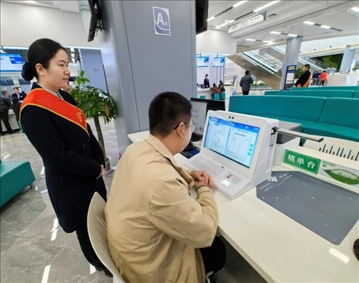 市民用電子范例填單臺(tái)錄入信息。人民網(wǎng)記者 周雯攝