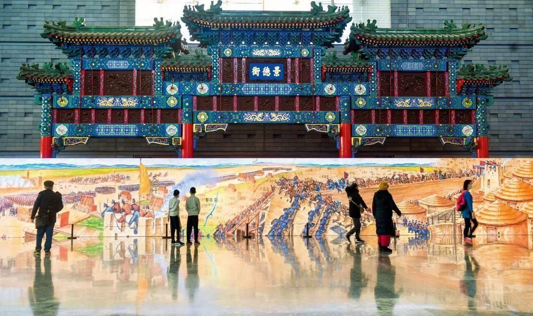 △2022年1月，觀眾在首都博物館參觀“穿越時空的大運(yùn)河”數(shù)字影像展。