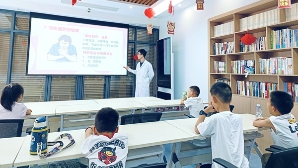 西安交通大學(xué)“筑夢醫(yī)心·護(hù)佑三農(nóng)”實(shí)踐團(tuán)開展健康科普。校方供圖