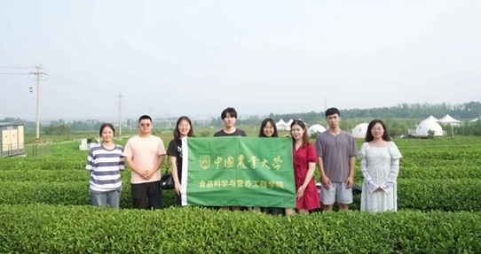 在山東日照，中國農(nóng)業(yè)大學(xué)食品學(xué)院實(shí)踐團(tuán)就農(nóng)業(yè)生產(chǎn)智能化設(shè)備、肥料選用等問題開展實(shí)地調(diào)研，并面向300余名村民陸續(xù)開展4次科普宣講。校方供圖