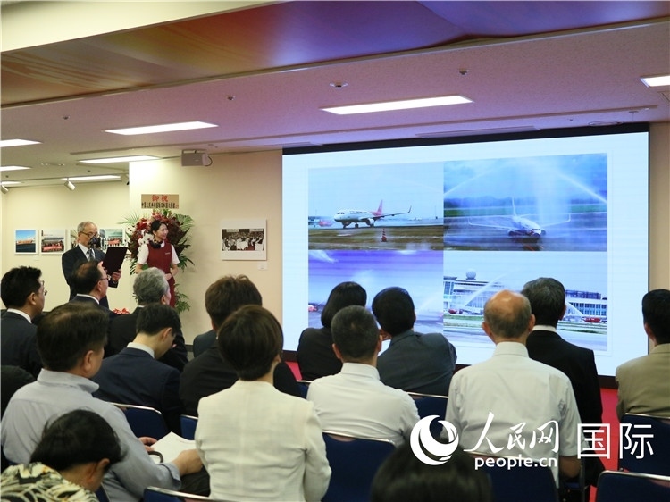 世界華人攝影聯(lián)盟副主席馮學(xué)敏現(xiàn)場點(diǎn)評。人民網(wǎng) 許可攝