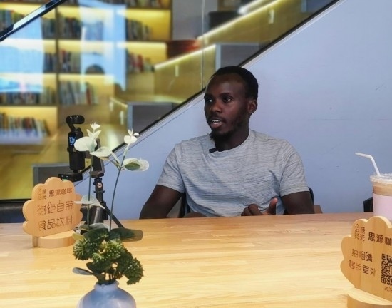 來(lái)自肯尼亞的北京交通大學(xué)留學(xué)生卡里烏在北京接受采訪（8月10日攝）。新華社記者 王小鵬 攝