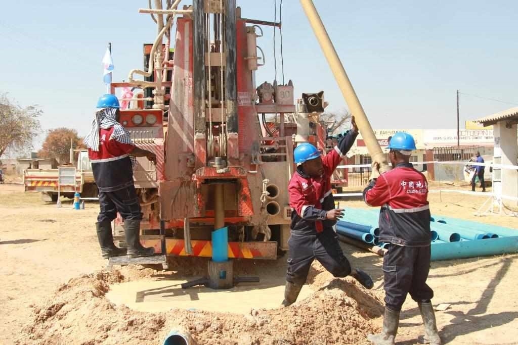 7月22日，工人在津巴布韋東馬紹納蘭省舉行的中國援津巴布韋300口水井項目開工儀式上鉆井。新華社發(fā)