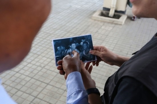 恩貢亞尼在看坦贊鐵路建設(shè)時期拍攝的老照片。