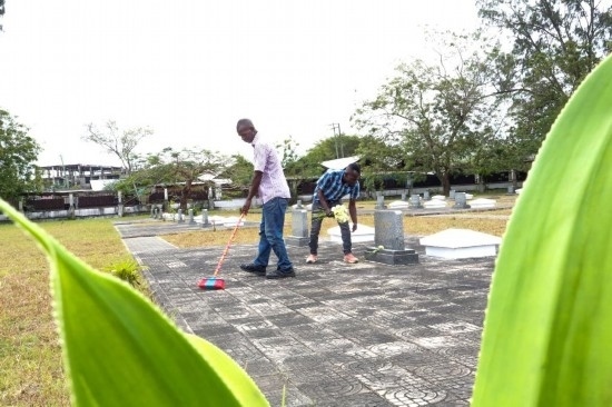 8月12日，姆薩菲里·奧馬里（右）和同事在援坦中國專家公墓打掃。