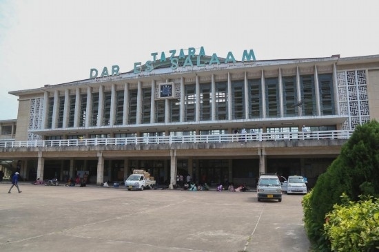 坦贊鐵路始發(fā)站達累斯薩拉姆站外景。