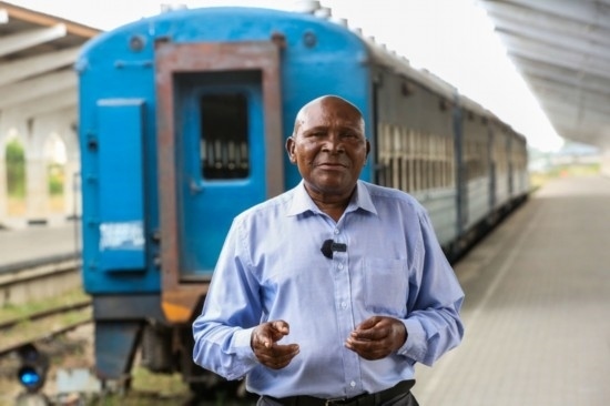  坦贊鐵路退休列車司機恩貢亞尼在達累斯薩拉姆站。