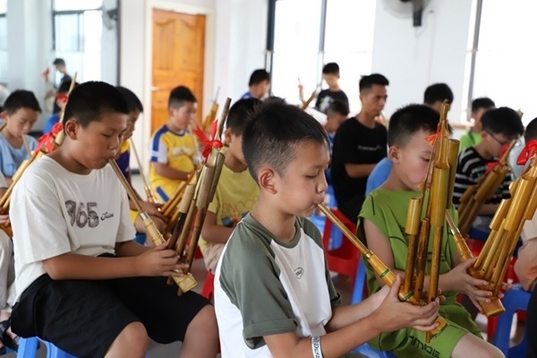 孩子們在學(xué)吹蘆笙。融水縣文化館供圖