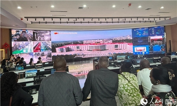 研討班一行在塔山煤礦參觀。人民網 曹欣悅攝