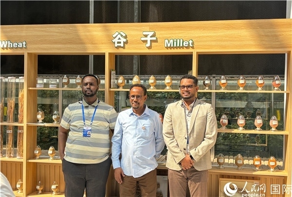 研討班成員在聽取講解后合影留念。人民網 曹欣悅攝