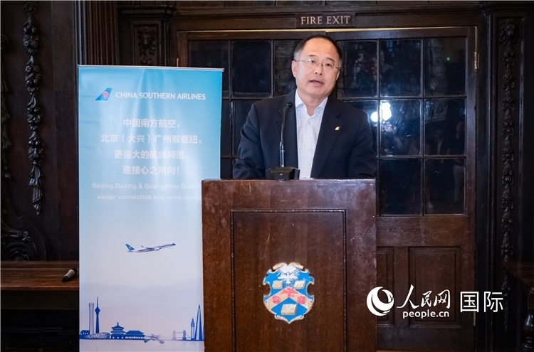 圖為中國(guó)駐倫敦旅游辦事處主任張力致辭。人民網(wǎng) 郭錦標(biāo)攝