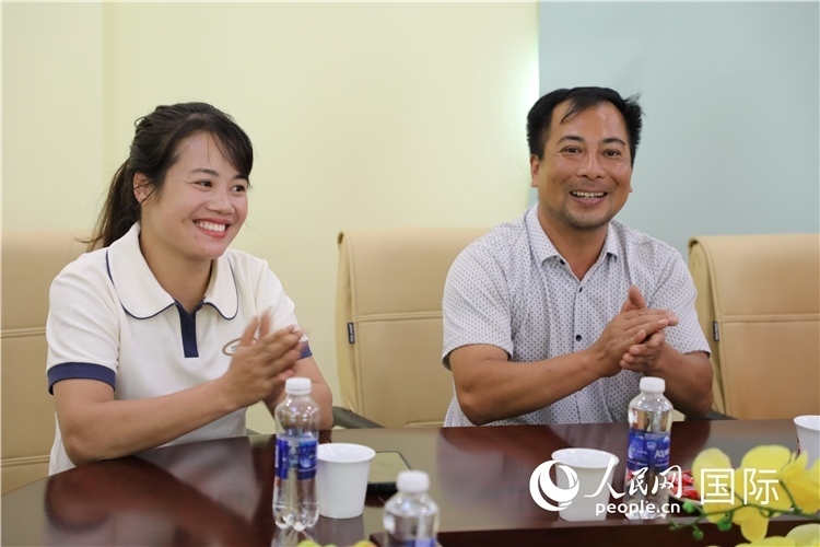 越南沙巴市黃連寄宿制民族小學(xué)老師阮氏秋姮、阮文享。人民網(wǎng)記者簡(jiǎn)承淵攝