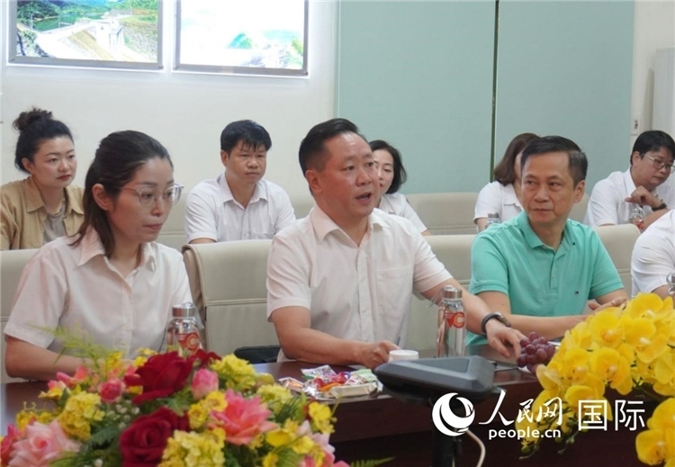 越中電力公司董事長(zhǎng)李志雄（前排左二）介紹越南電力情況。葛沙莎攝