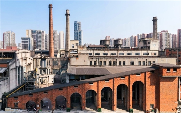 在原成都國營紅光電子管廠舊址上改建而成的東郊記憶園區(qū)南大門。大門既保留了老工業(yè)區(qū)的風貌，又融入了現(xiàn)代審美和創(chuàng)意，成為了園區(qū)一大亮點。資料圖片