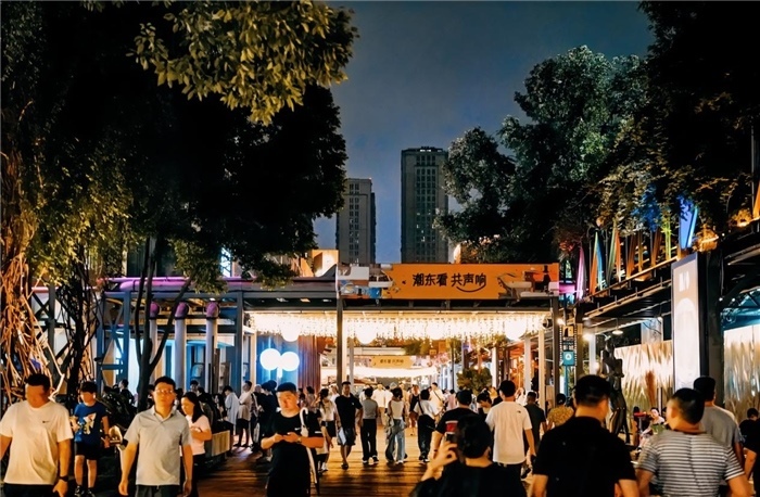 夜幕下的東郊記憶園區(qū)人流如織，熱度不減。資料圖片