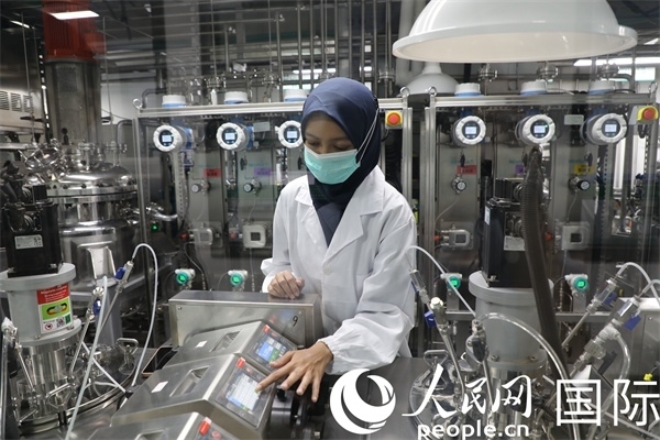 中國(guó)—印尼新能源材料與冶金工程技術(shù)聯(lián)合研究實(shí)驗(yàn)室內(nèi)，研究人員正在工作。人民網(wǎng)記者曹師韻攝