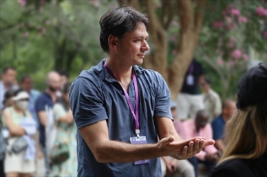 意大利逆流外交網(wǎng)站總編輯亞歷山大·比安奇學(xué)習(xí)青城太極。（李佩藺 攝）