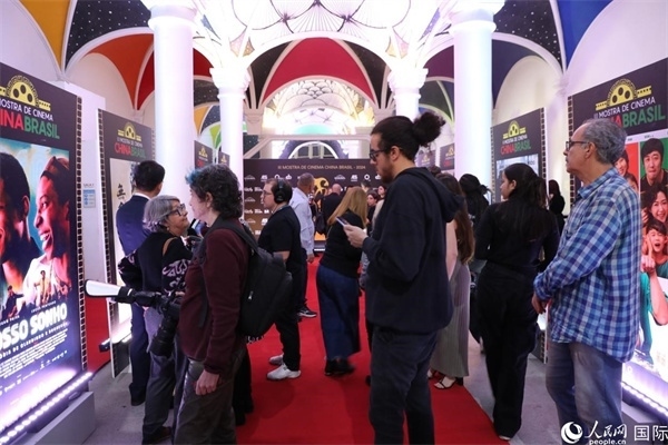 為期4天的第三屆中國－巴西電影展期間，來自中巴兩國的14部參展影片受到巴西電影愛好者和社會各界人士好評，圖為當?shù)赜^眾在影展舉辦地巴西里約熱內(nèi)盧勞拉—阿爾維姆文化之家的迎賓廳欣賞參展電影海報。 人民網(wǎng)記者 陳一鳴攝