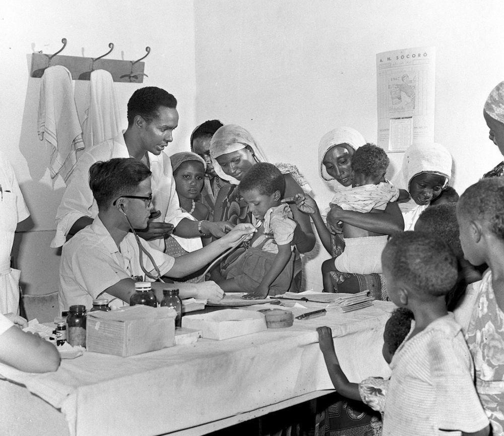 1968年4月，中國醫(yī)療隊(duì)醫(yī)生在索馬里阿弗戈依鎮(zhèn)巡回醫(yī)療時(shí)為當(dāng)?shù)貎和尾　? width=