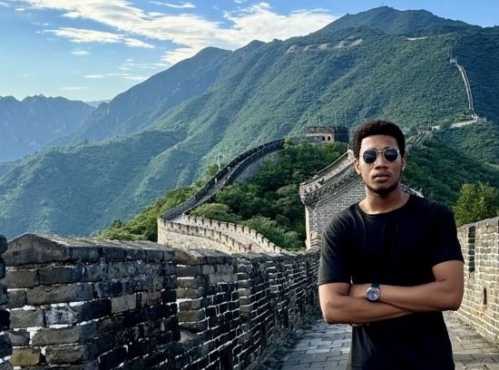 8月28日，尼日利亞青年阿米爾·阿希姆在慕田峪長城留影。新華社發(fā)（清華大學(xué)供圖）
