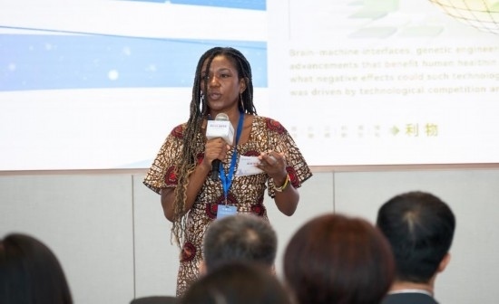 8月29日，在第二屆清華國際青年對話論壇活動上，來自烏干達(dá)的媒體人詹尼弗·阿西姆韋分享中國之旅的感悟。新華社發(fā)（畢尚宏攝）