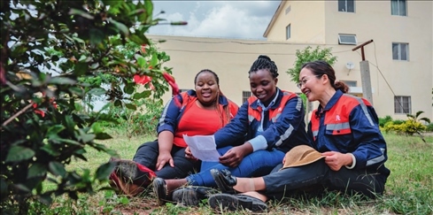 在肯尼亞內(nèi)羅畢，非洲之星鐵路運(yùn)營(yíng)公司工電部電子設(shè)備檢修工區(qū)工長(zhǎng)陳玲（右）在休息時(shí)教學(xué)員唱中文歌曲（2023 年 5 月 23 日攝） 王冠森攝 / 本刊