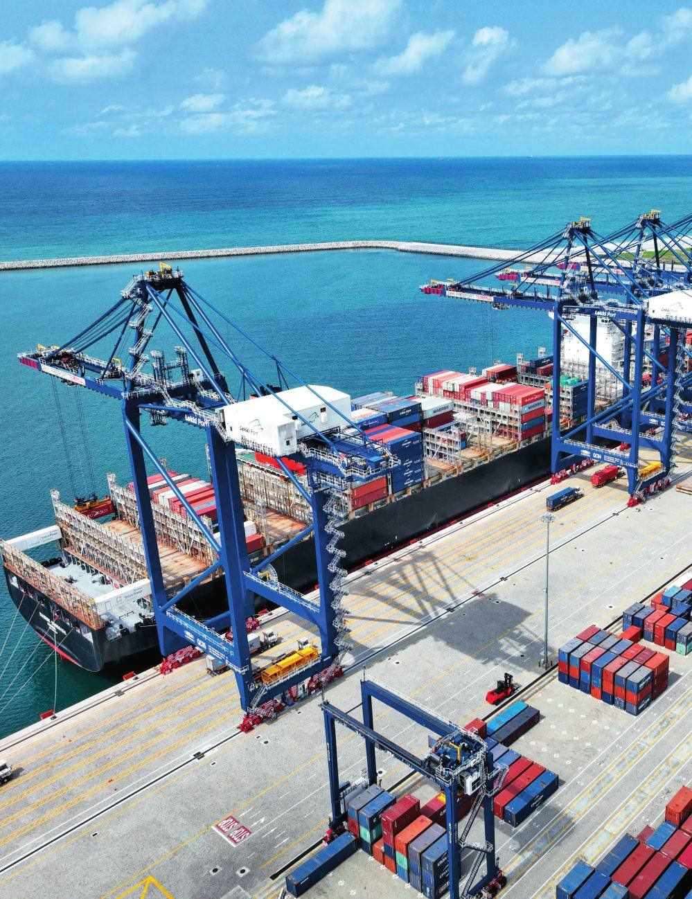 由中國(guó)港灣工程有限責(zé)任公司承建的尼日利亞萊基深水港位于中尼合作建設(shè)的拉各斯萊基自貿(mào)區(qū)內(nèi)，是尼日利亞首個(gè)現(xiàn)代化深水港和最大港口。圖為一艘貨輪在尼日利亞拉各斯萊基深水港裝卸集裝箱（2024 年 3 月 11 日攝）萊基港公司供圖