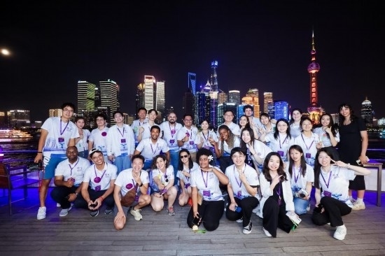8月21日，中外青年在上海參觀時合影留念。新華社發(fā)（清華大學(xué)供圖）