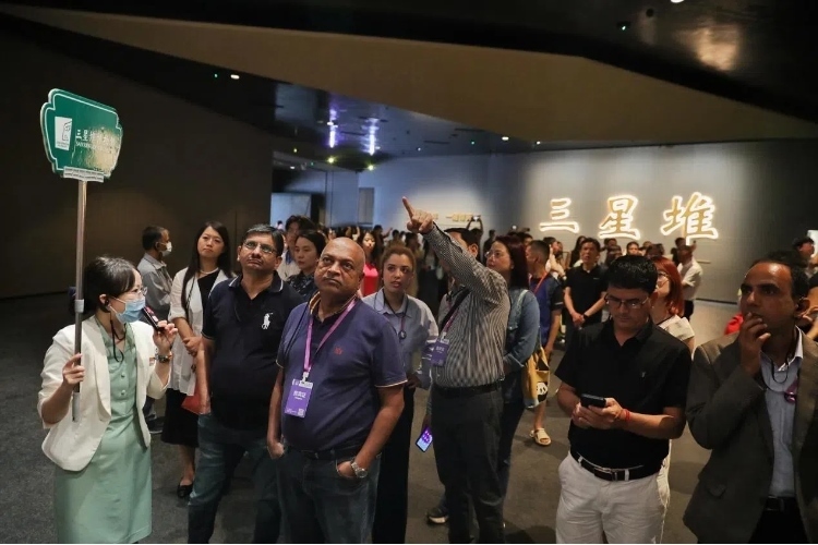 8月31日，亞洲媒體考察團(tuán)參訪三星堆博物館?！吨袊?guó)經(jīng)濟(jì)周刊》記者肖翊攝
