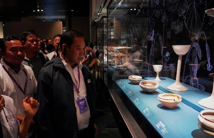 8月31日，亞洲媒體考察團(tuán)參訪三星堆博物館。左一為老撾博利坎賽省新聞文化旅游廳廳長(zhǎng)頌通·威本康?！度嗣袢?qǐng)?bào)海外版》記者喬宇攝