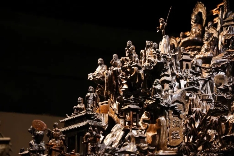 烏木博物館中展出的烏木雕刻藝術(shù)品《西游記》（局部）。本報(bào)記者 伊霄攝