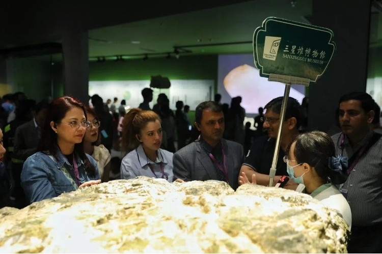 8月31日，亞洲媒體考察團(tuán)參訪三星堆博物館。左一為馬來西亞《星報(bào)》首席商務(wù)官莉迪婭·王?！吨袊?guó)經(jīng)濟(jì)周刊》記者肖翊攝