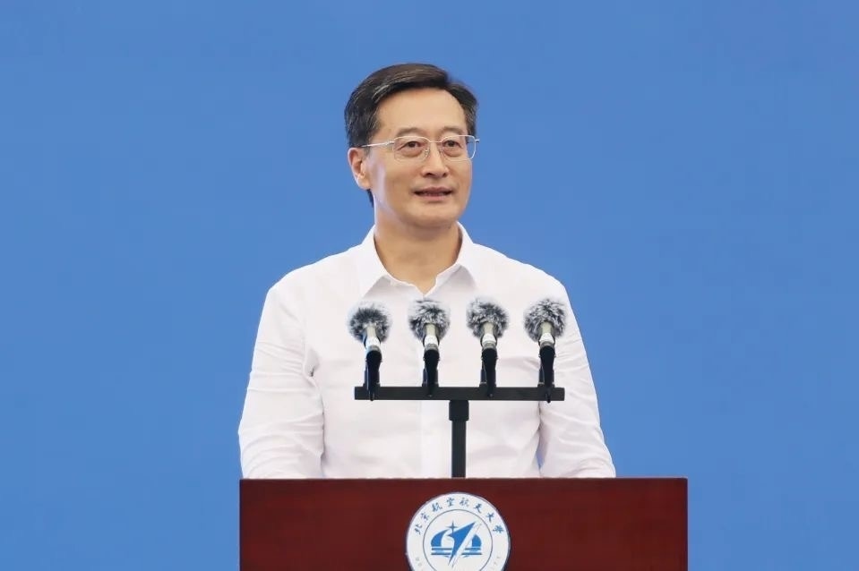 中國(guó)工程院院士、北京航空航天大學(xué)校長(zhǎng)王云鵬在2024級(jí)新生開(kāi)學(xué)典禮上講話。校方供圖