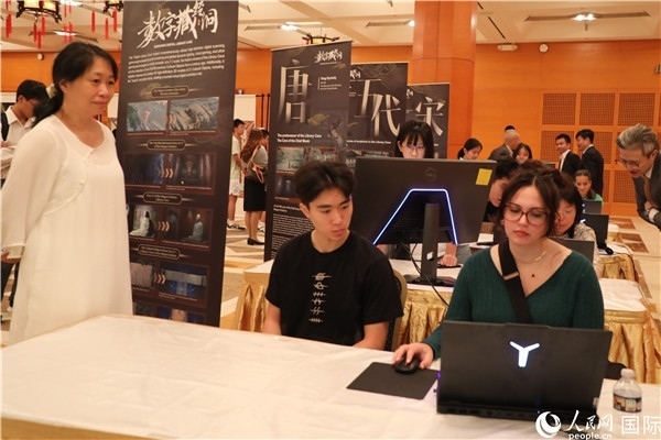 在活動現(xiàn)場，當?shù)孛癖婓w驗“數(shù)字藏經洞”云游戲，沉浸式體驗敦煌文化。 人民網記者 李志偉攝