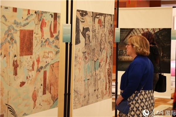 來賓在參觀敦煌高清攝影和壁畫高保真復制品。 人民網記者 李志偉攝