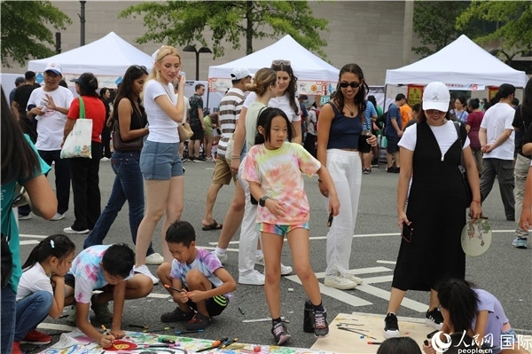 4、活動吸引了很多小朋友參加。 人民網(wǎng)記者 李志偉攝