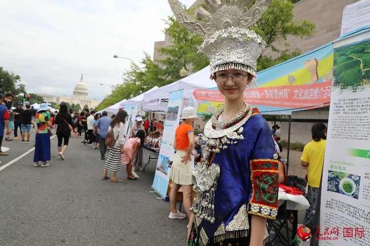 在第22屆美國華盛頓“中國文化節(jié)”上，一名當(dāng)?shù)孛癖娚泶┲袊贁?shù)民族服飾。人民網(wǎng)記者 李志偉攝