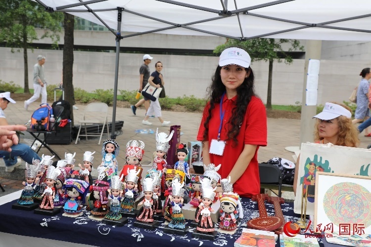 在今年活動(dòng)上，貴州代表團(tuán)設(shè)立的貴州非遺文化、“村BA”文創(chuàng)、貴州茶文化等展區(qū)。人民網(wǎng)記者 李志偉攝