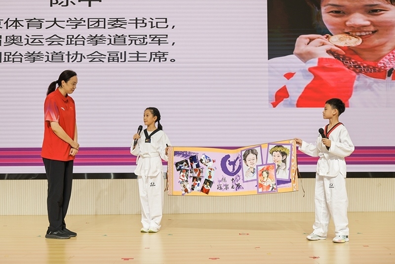 兩位學(xué)生小記者對(duì)話陳中老師。學(xué)校供圖