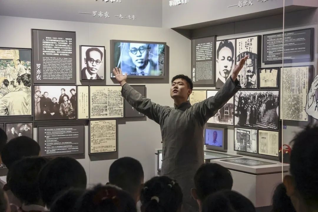 勞模身穿長袍再現(xiàn)烈士事跡。徐匯區(qū)總工會(huì)供圖