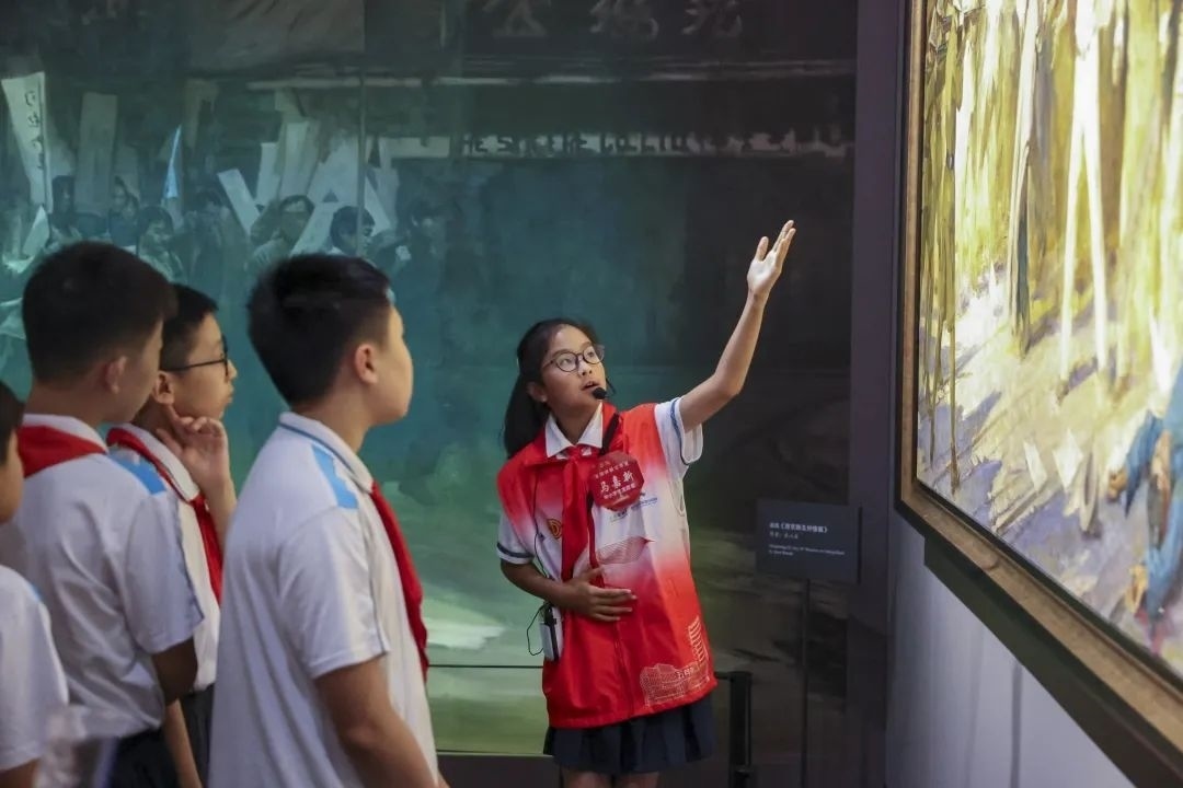 同學(xué)們觀賞不同革命場景及烈士形象的藝術(shù)作品。徐匯區(qū)總工會(huì)供圖