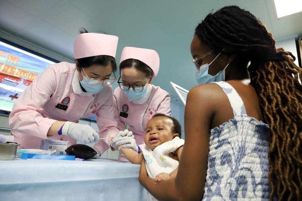 2024年8月12日，中國海軍“和平方舟”號醫(yī)院船在莫桑比克馬普托開展醫(yī)療服務(wù)。