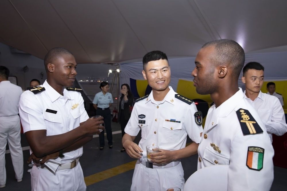 2023年6月25日，中國和科特迪瓦雙方官兵在南寧艦舉辦的甲板招待會上交流。中國海軍第43批護航編隊22日抵達科特迪瓦經(jīng)濟首都阿比讓，開始對科特迪瓦為期4天的友好訪問。