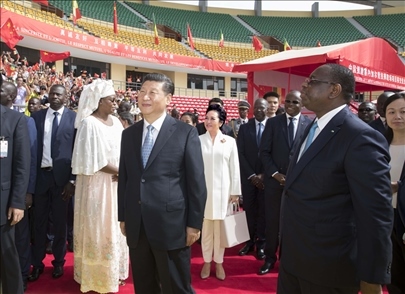 2018年7月22日，國家主席習(xí)近平在達喀爾同時任塞內(nèi)加爾總統(tǒng)薩勒共同出席塞內(nèi)加爾競技摔跤場項目移交儀式。新華社記者 王曄 攝