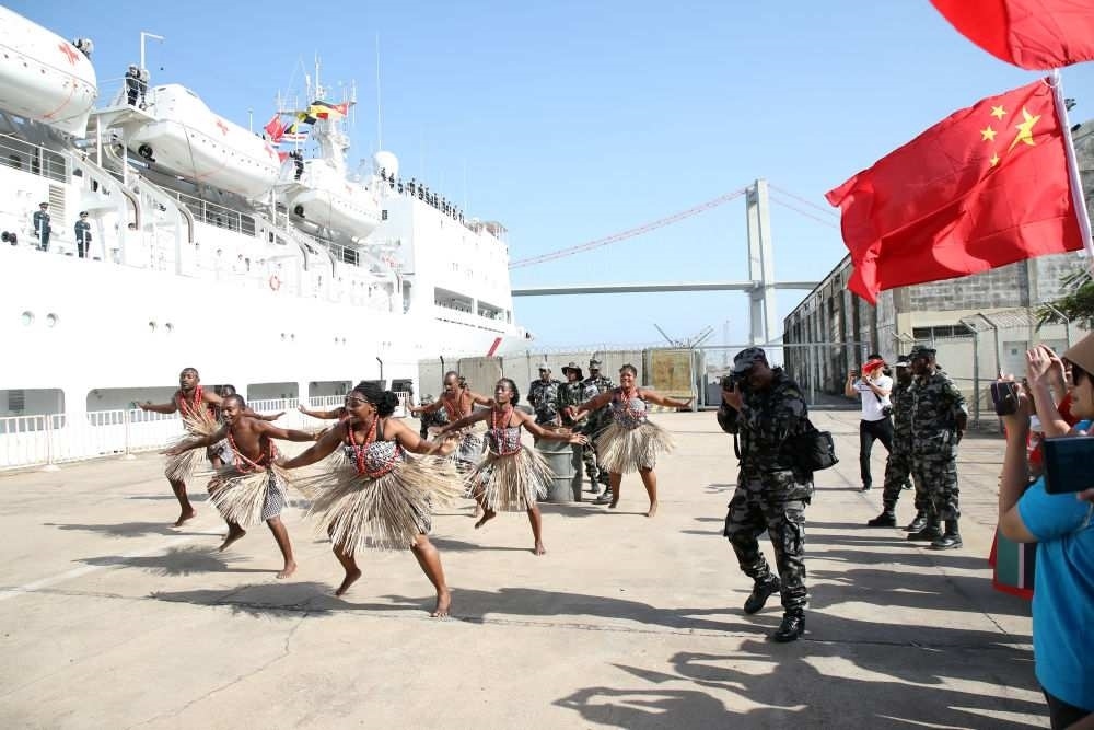 2024年8月16日，在莫桑比克馬普托港，當?shù)匮輪T表演舞蹈，歡送中國海軍“和平方舟”號醫(yī)院船。