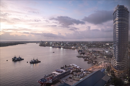 這是2023年12月29日拍攝的日出時分的坦桑尼亞達累斯薩拉姆港。新華社記者 王冠森 攝