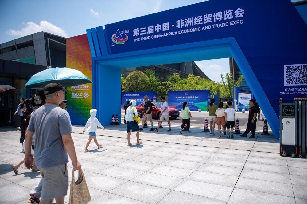△2023年7月，在湖南長沙國際會(huì)展中心，觀眾進(jìn)入中非經(jīng)貿(mào)博覽會(huì)展會(huì)現(xiàn)場。
